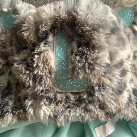 Girls cat snow hat. With letter L - Picture 2 of 4